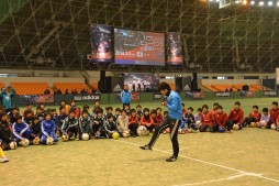 名波さんの指導に子供たちも真剣